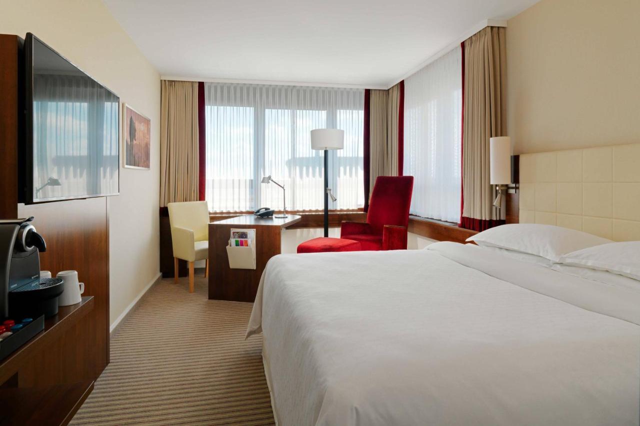 King Room Club Lounge Access