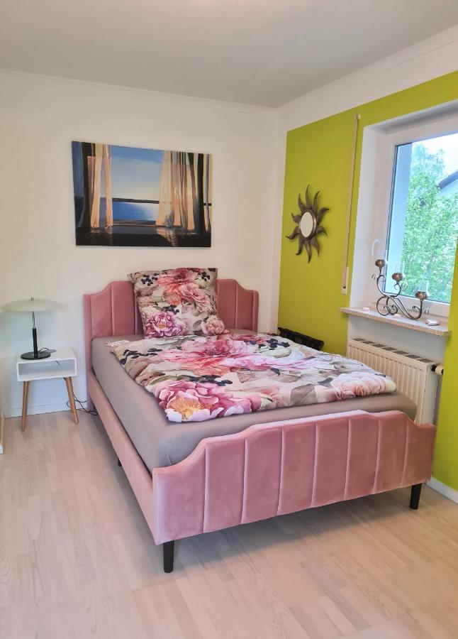 Quarto com Cama King-size e Vista do Jardim
