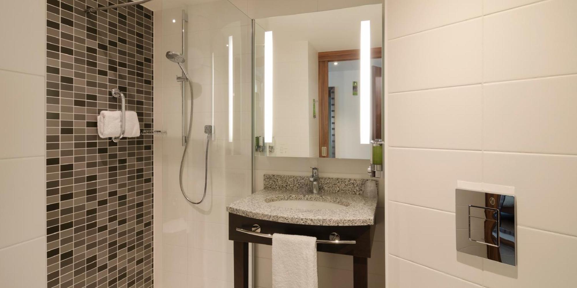 Habitación con cama grande