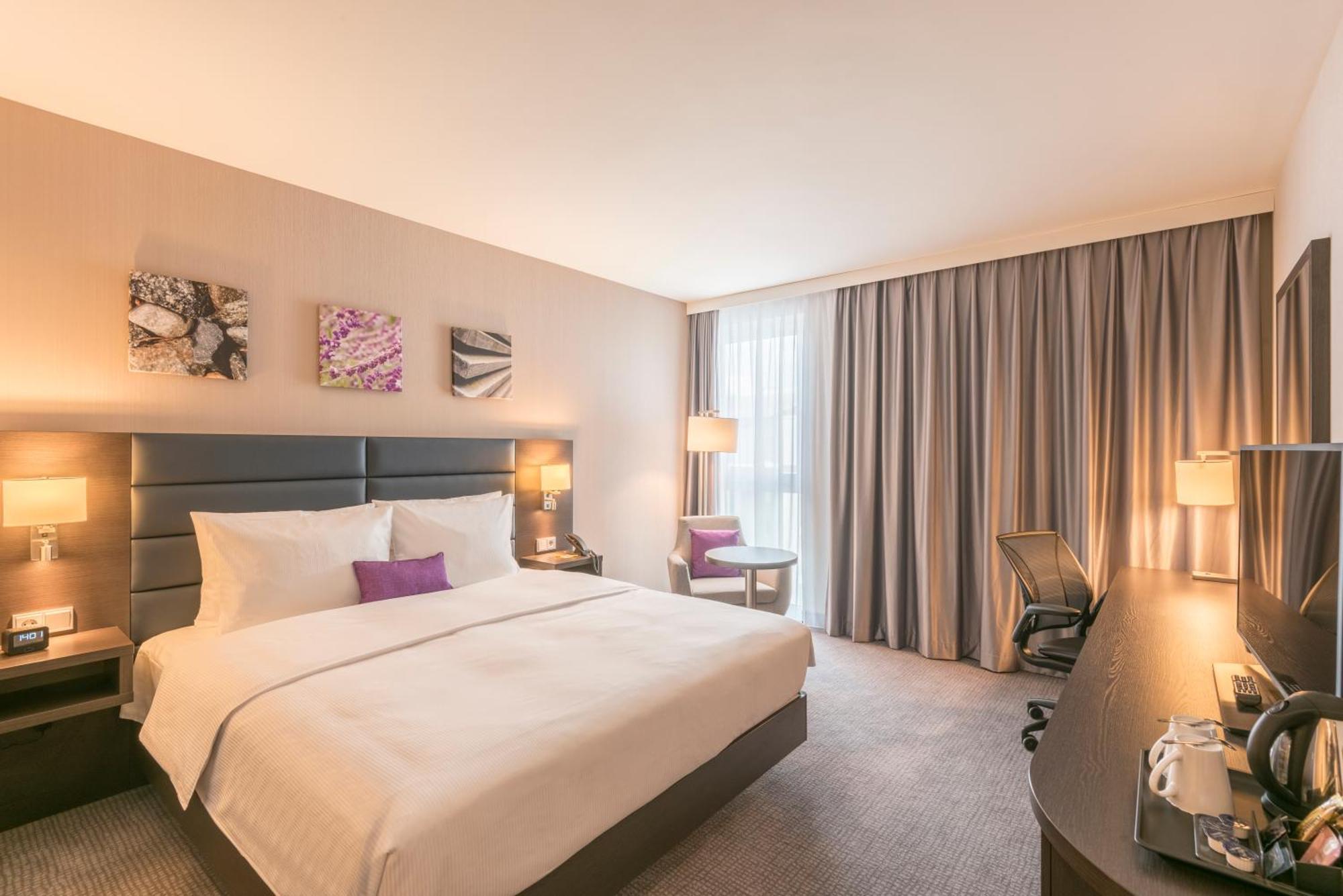 Chambre Lit Queen-Size Accessible aux Personnes à Mobilité Réduite