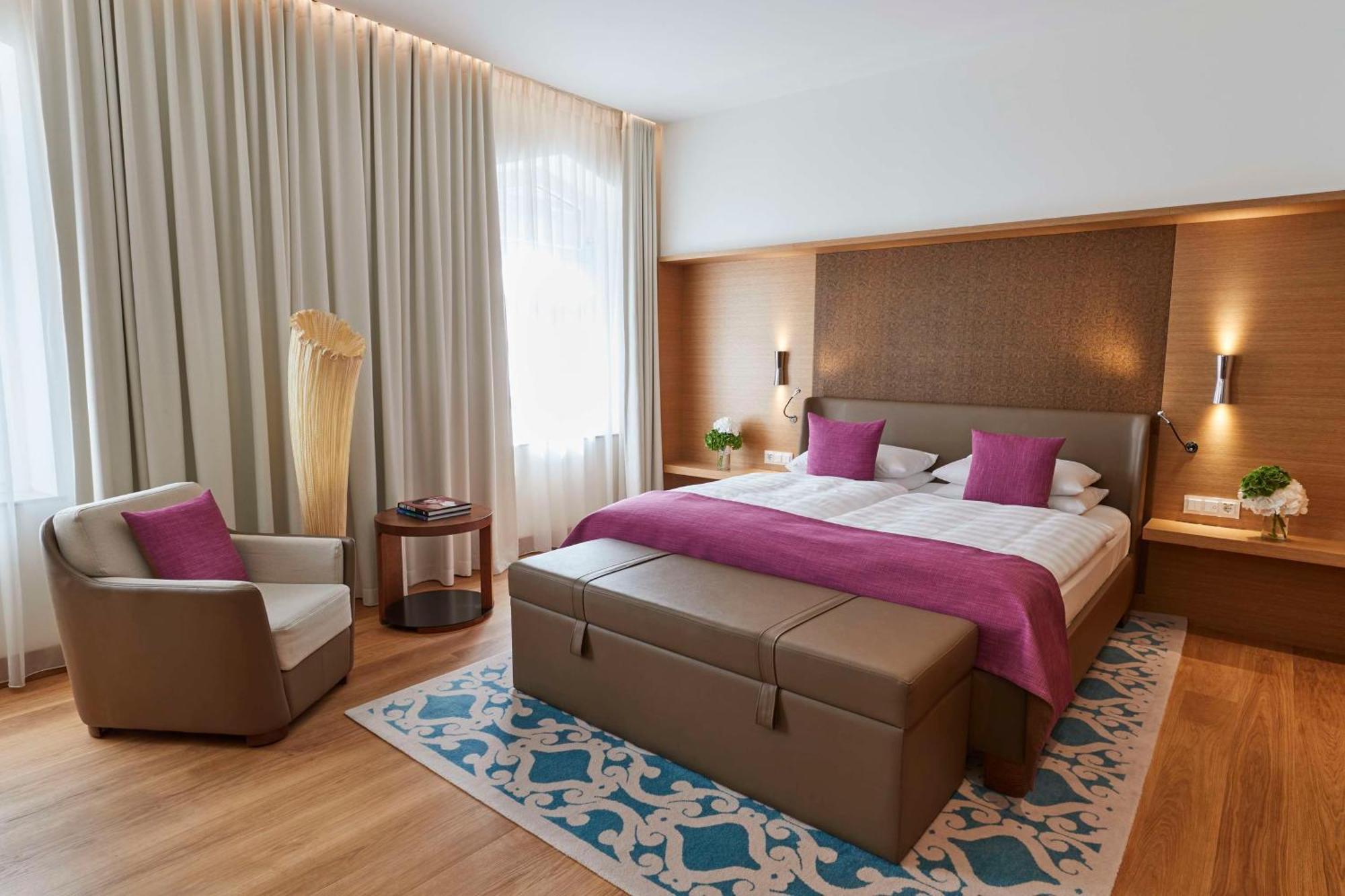 Grand Deluxe Zimmer mit Kingsize-Bett