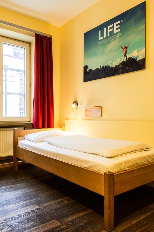 Quarto com 2 Camas de Solteiro e Banheiro Compartilhado