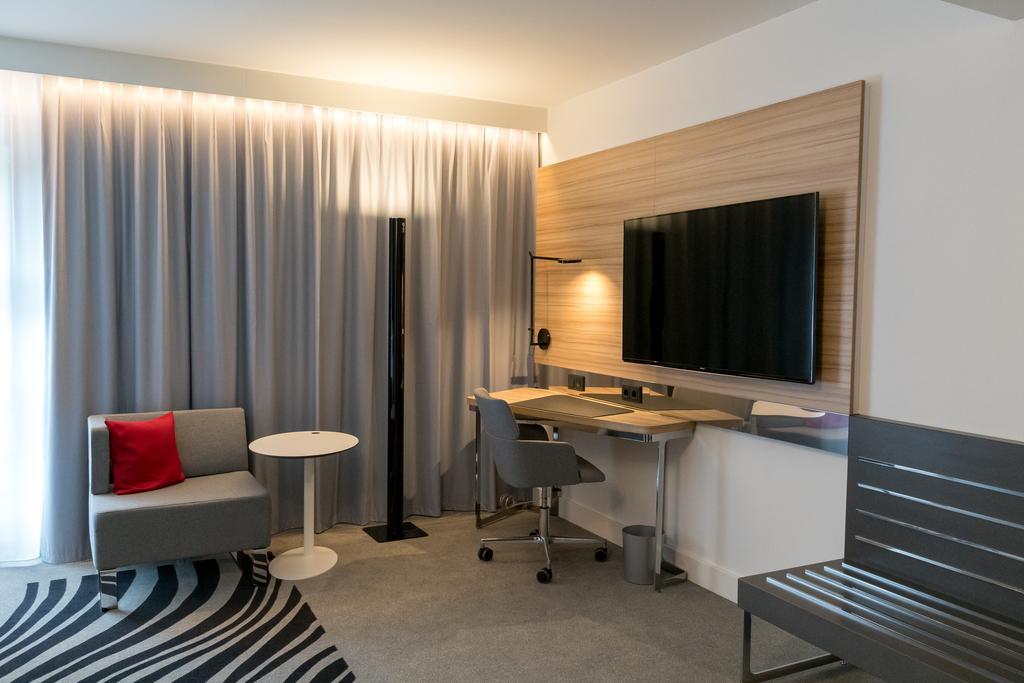 Superior Business Room