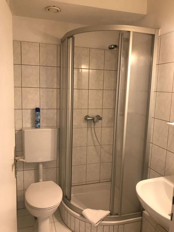 Camera Matrimoniale/Doppia con Letti Singoli con Bagno in Comune