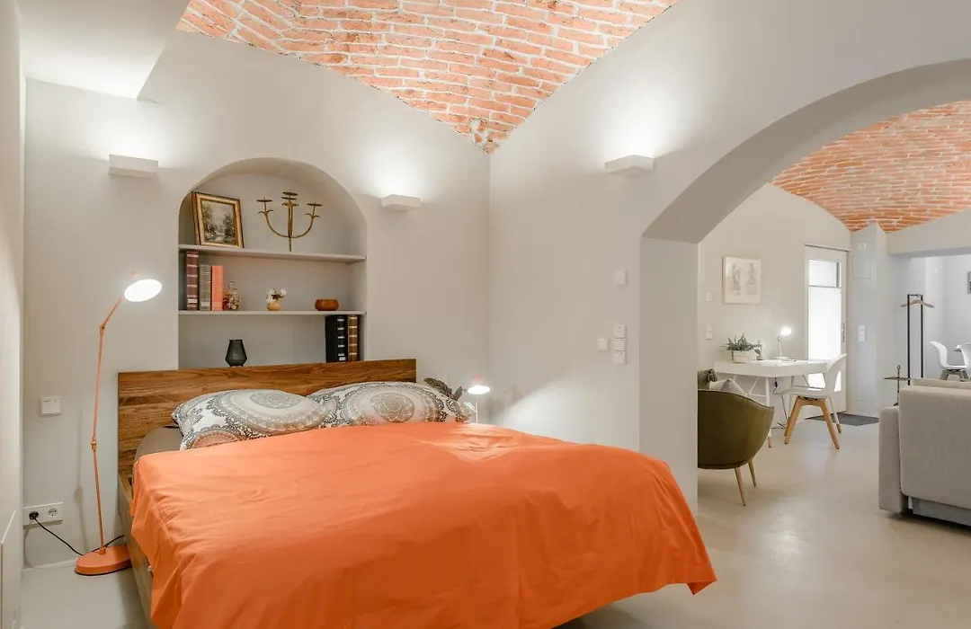 Exklusiv: Historisches Apartment Mit Deckengewoelbe-1