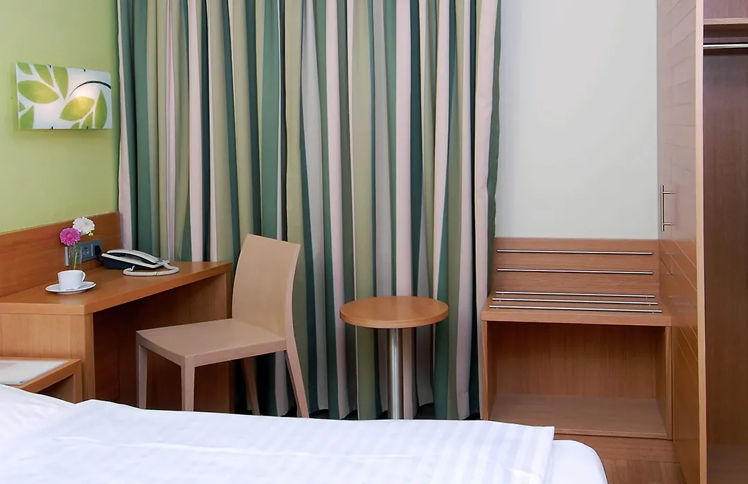 Business&Budget Hotel Tessin-1