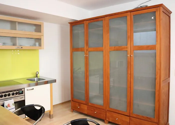 Grosszugige Souterrainzimmer Munique